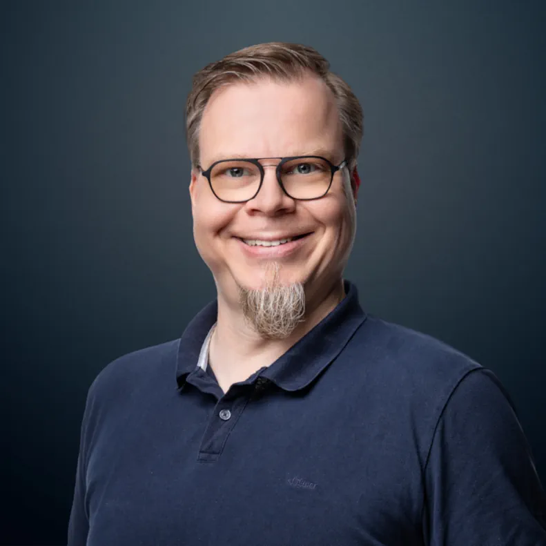 Porträt von Oliver Schuhmacher, Experte für Softwarequalität und Testmanagement.